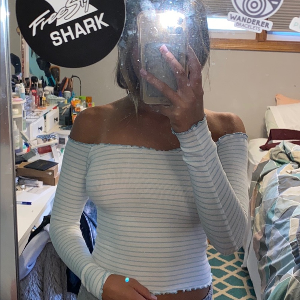 GARAGE off the shoulder crop